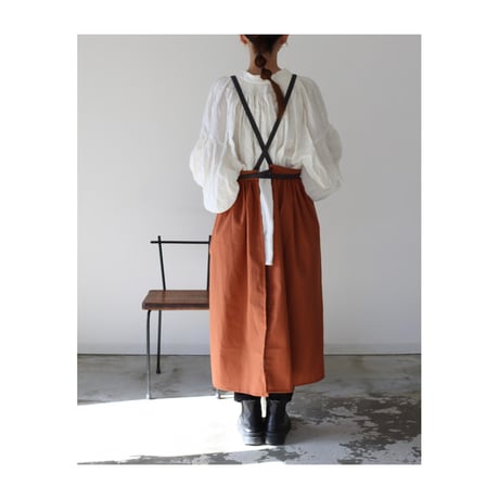 【リネンエプロン】周りと差のつくそのままお出かけバイカラーコットンリネンギャザーエプロン／チャコール×テラコッタ