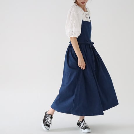 岡山児島産9オンススーパーストレッチデニムで仕立てた、ギャザーたっぷりエプロン／デニムエプロンドレス／ブルー