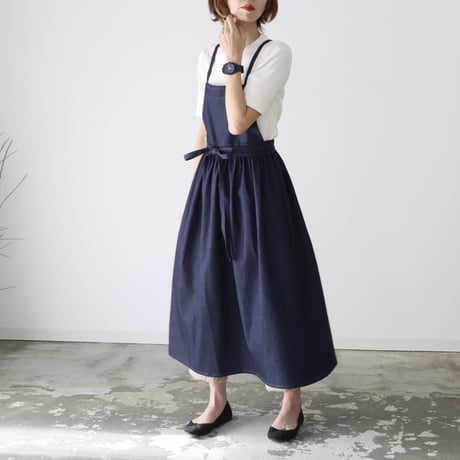 岡山児島デニムで仕立てた、ギャザーたっぷりエプロン／ライトオンスソフトデニムエプロンドレス／エプロンワンピース／インディゴ