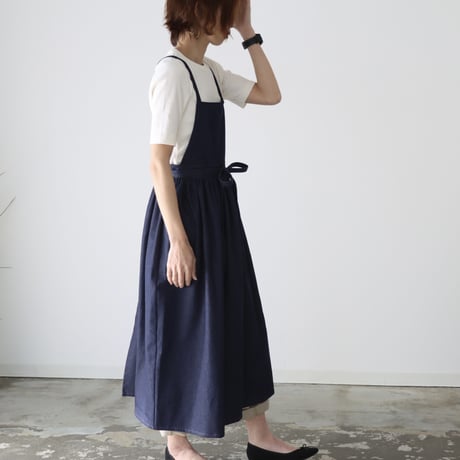 岡山児島デニムで仕立てた、ギャザーたっぷりエプロン／ライトオンスソフトデニムエプロンドレス／エプロンワンピース／インディゴ