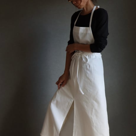 岡山児島デニムで魅せる、前スリット美シルエット6オンスソフトデニムエプロンドレス／エプロンワンピース／オフホワイト