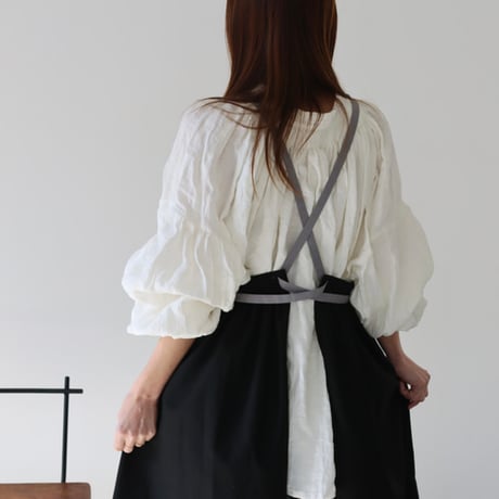 【リネンエプロン】周りと差のつくそのままお出かけバイカラーコットンリネンギャザーエプロン／シルバーグレー×ブラック