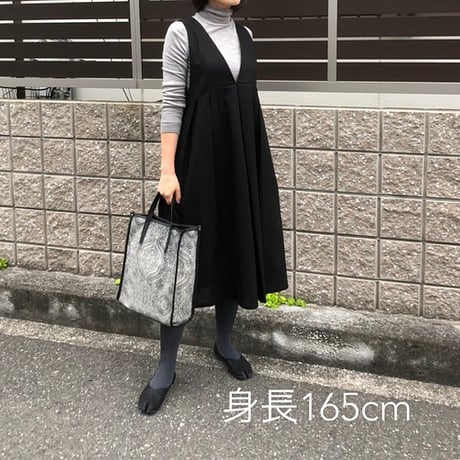 くるみボタンがアクセント！後ろ姿が綺麗なコットンリネンワンピース／前後2wayタックリネンジャンパースカート／シルバーグレー