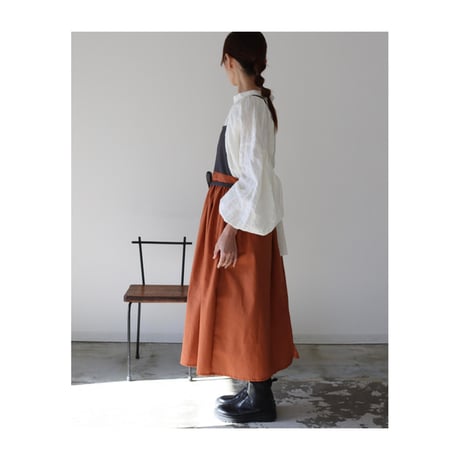 【リネンエプロン】周りと差のつくそのままお出かけバイカラーコットンリネンギャザーエプロン／チャコール×テラコッタ