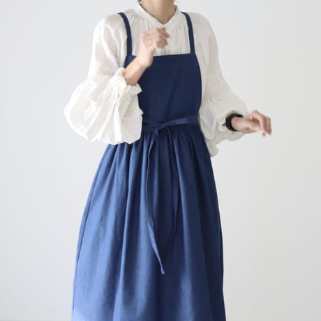 岡山児島デニムで仕立てた、ギャザーたっぷりエプロン／ライトオンスソフトデニムエプロンドレス／エプロンワンピース／ブルー