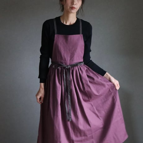 そのままお出かけリネンギャザーエプロン／おうち時間もお洒落に過ごすコットンリネンエプロン／パープル×チャコール