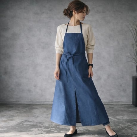 岡山児島デニムで仕立てた、前スリット美シルエットライトオンスソフトデニムエプロンドレス／エプロンワンピース／ブルー