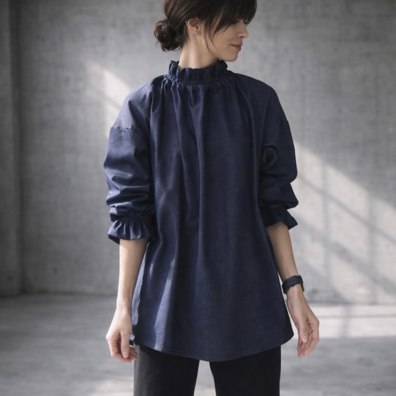 岡山県児島デニムで魅せる、フリルネックキャンディスリープブラウス
