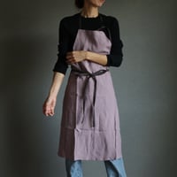 洗い込まれてふっくら肌触りのベルギーリネン×コットンリネンのシンプルなエプロン／ラベンダーピンク×チャコール