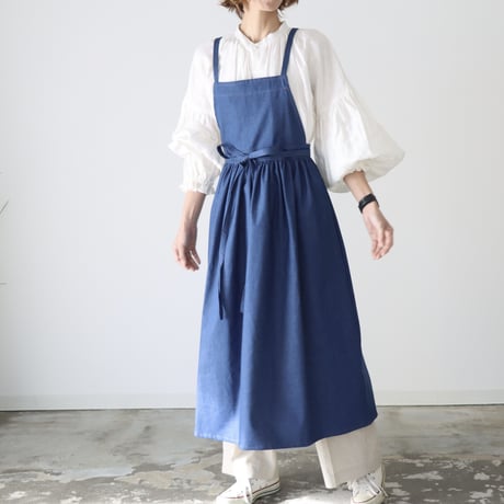 岡山児島デニムで仕立てた、ギャザーたっぷりエプロン／ライトオンスソフトデニムエプロンドレス／エプロンワンピース／ブルー