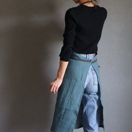 洗い込まれてふっくら肌触りのベルギーリネン×コットンリネンのシンプルなエプロン／ターコイズ×チャコール