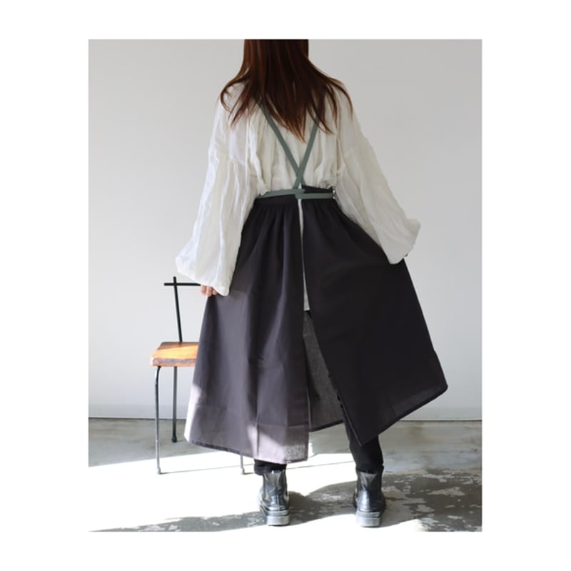 リネンギャザーエプロン ブラック リネン100% ハンドメイドメイド そのままお出かけリネンエプロン／おうち時間もお洒落に過ごす