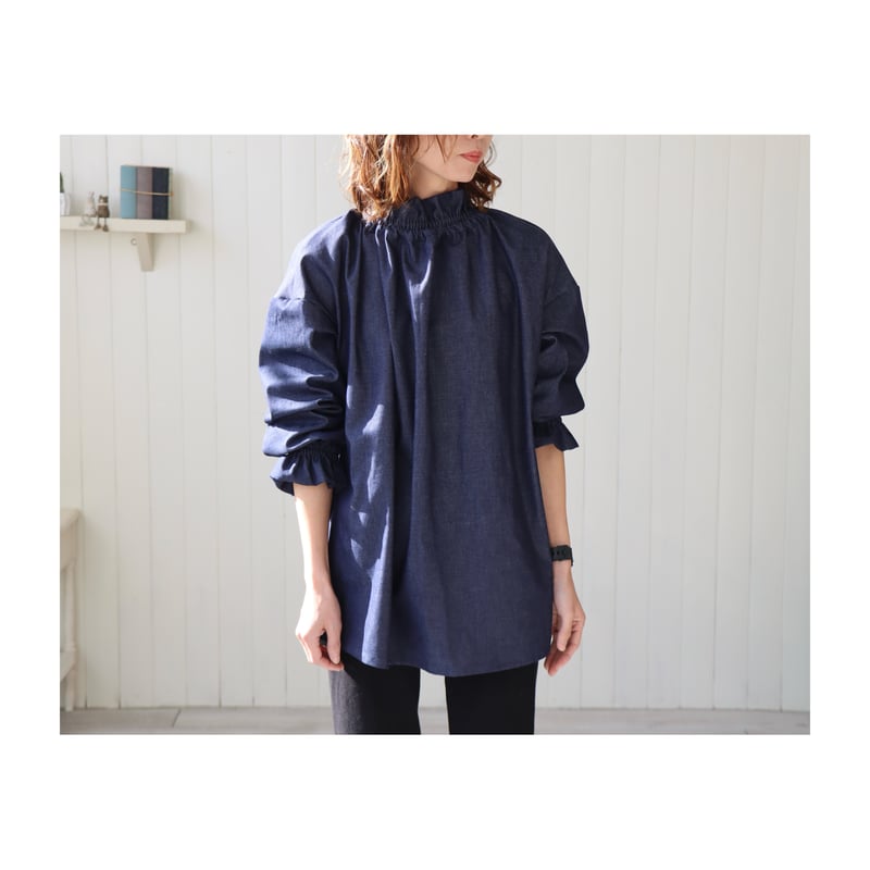 岡山県児島デニムで魅せる、フリルネックキャンディスリープブラウス