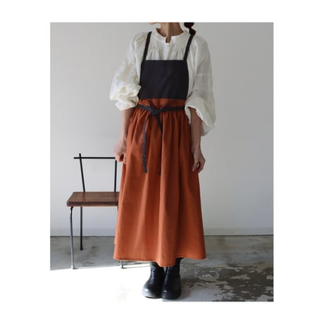 【リネンエプロン】周りと差のつくそのままお出かけバイカラーコットンリネンギャザーエプロン／チャコール×テラコッタ