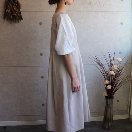 くるみボタンがアクセント！後ろ姿が綺麗なコットンリネンワンピース／前後2wayタックリネンジャンパースカート／クリームベージュ