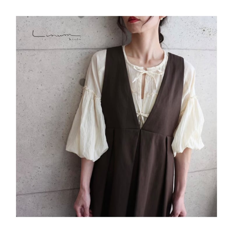 くるみボタンがアクセント！後ろ姿が綺麗なコットンリネン