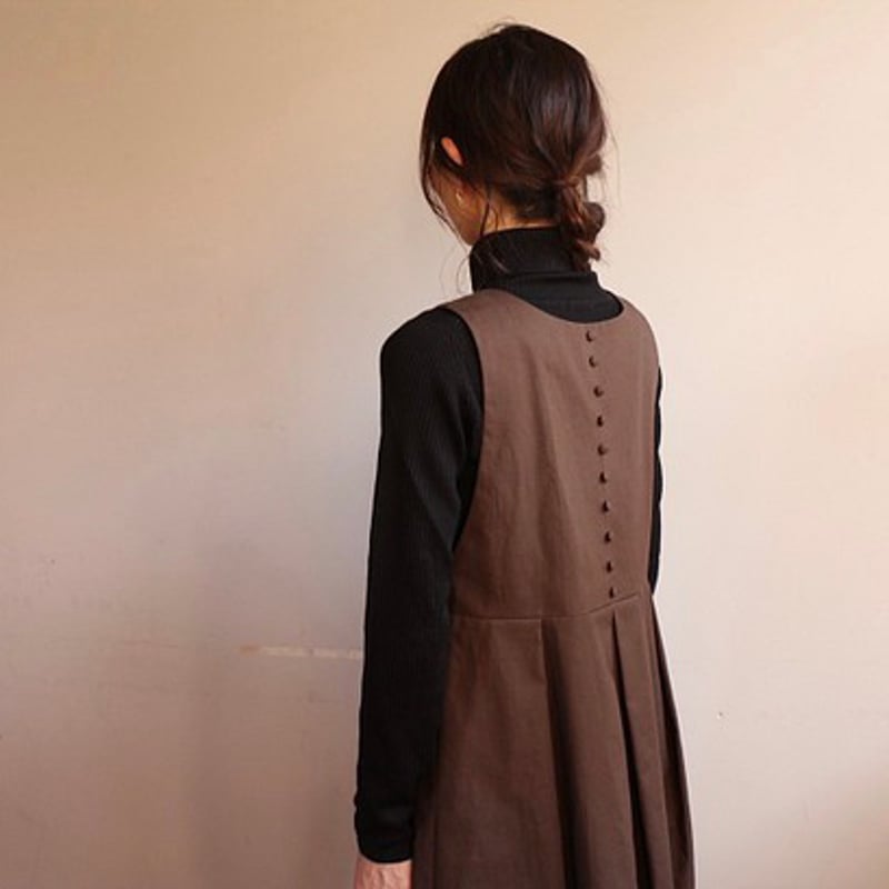 くるみボタンがアクセント！後ろ姿が綺麗なコットンリネン
