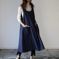 岡山県児島8オンスソフトデニムで魅せる、フレアラインが綺麗な前後2wayエプロンワンピース／インディゴ