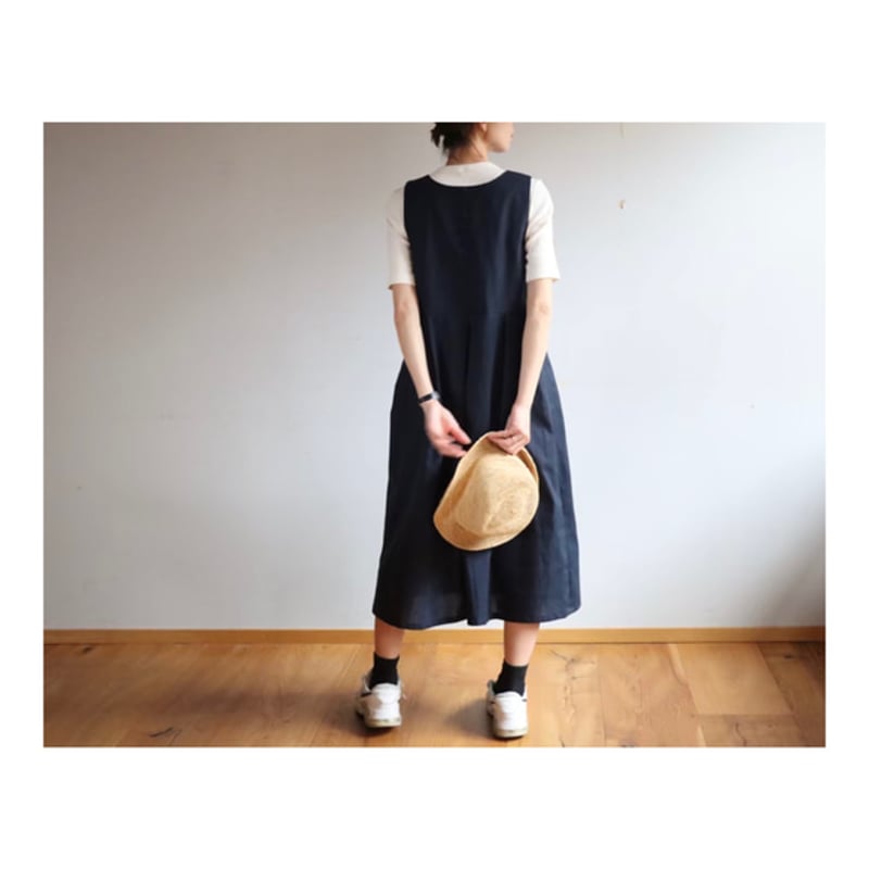 くるみボタンがアクセント！後ろ姿が綺麗なコットンリネンワンピース