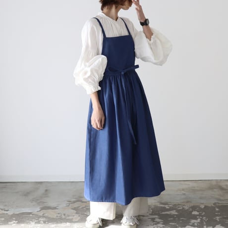 岡山児島デニムで仕立てた、ギャザーたっぷりエプロン／ライトオンスソフトデニムエプロンドレス／エプロンワンピース／ブルー