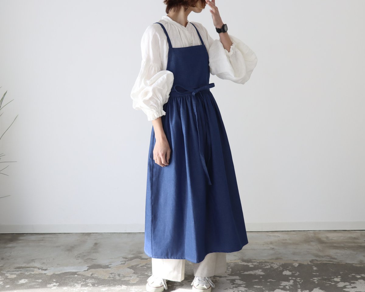 岡山児島デニムで仕立てた、ギャザーたっぷりエプロン／ライト