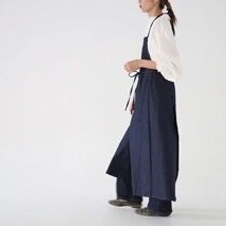 岡山児島デニムで仕立てた、前スリット美シルエットライトオンスソフトデニムエプロンドレス／エプロンワンピース／インディゴ