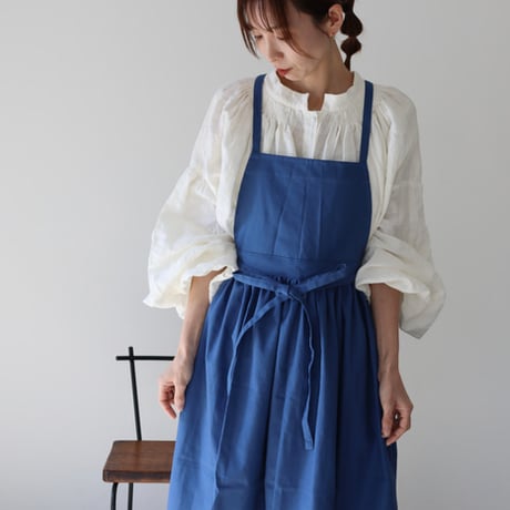 そのままお出かけリネンギャザーエプロン／おうち時間もお洒落に過ごすコットンリネンエプロン／コバルトブルー