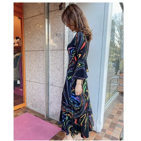 evavarro ベルスリーブVネックワンピース