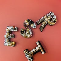 イタリアインポート　イニシャルハンドメイドブローチ