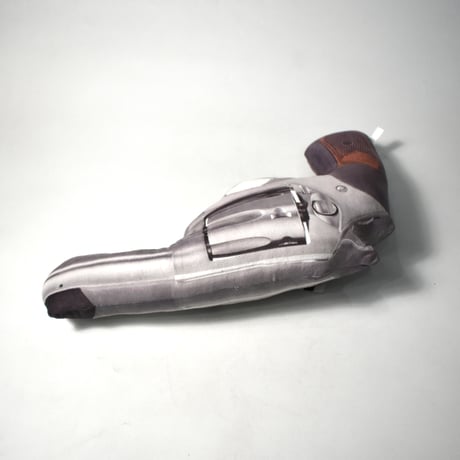 "CALIBER GOURMET / REVOLVER PILLOW"