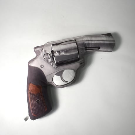 "CALIBER GOURMET / REVOLVER PILLOW"