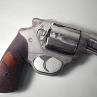 "CALIBER GOURMET / REVOLVER PILLOW"