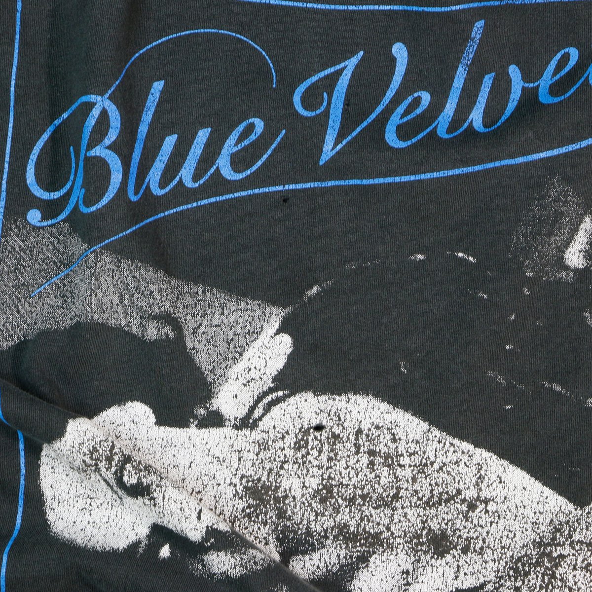 blue velvet vintage tシャツ Blue Velvet Now It's Dark 80s Retro Vintage Unisex Classic T