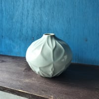 青白磁線紋花器（イチョウ）