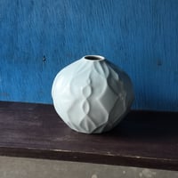 青白磁線紋花器（スペード）