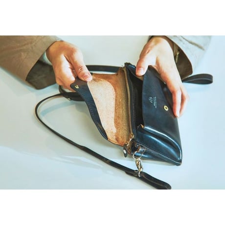 MEDIUM PURSE WITH STRAP