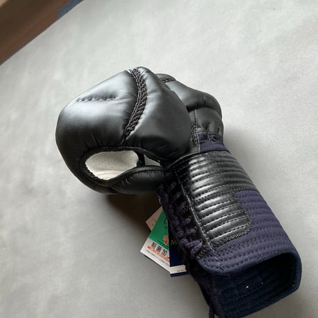 甲手　学販用黒人工皮革　手の内　白パンチ　制菌加工