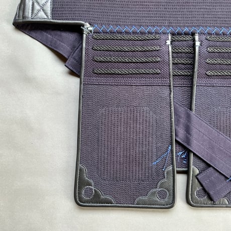 垂　5㎜4段飾グノ目刺　ヘリ黒人工皮革