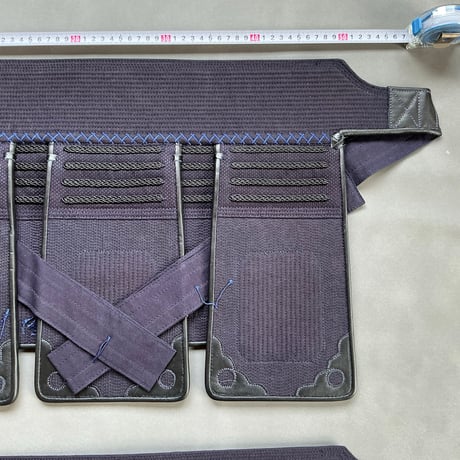 垂　5㎜4段飾グノ目刺　ヘリ黒人工皮革