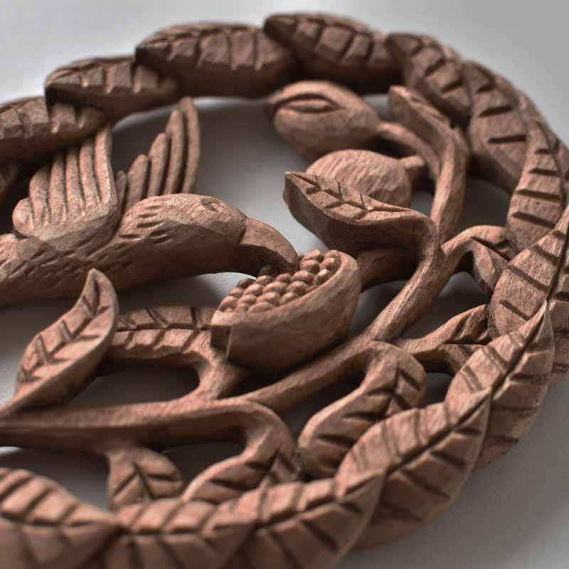 木彫りの壁掛け 鳥とザクロのリース | ハモニ