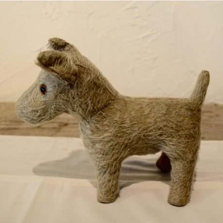 チェコ　首をかしげた犬のぬいぐるみ