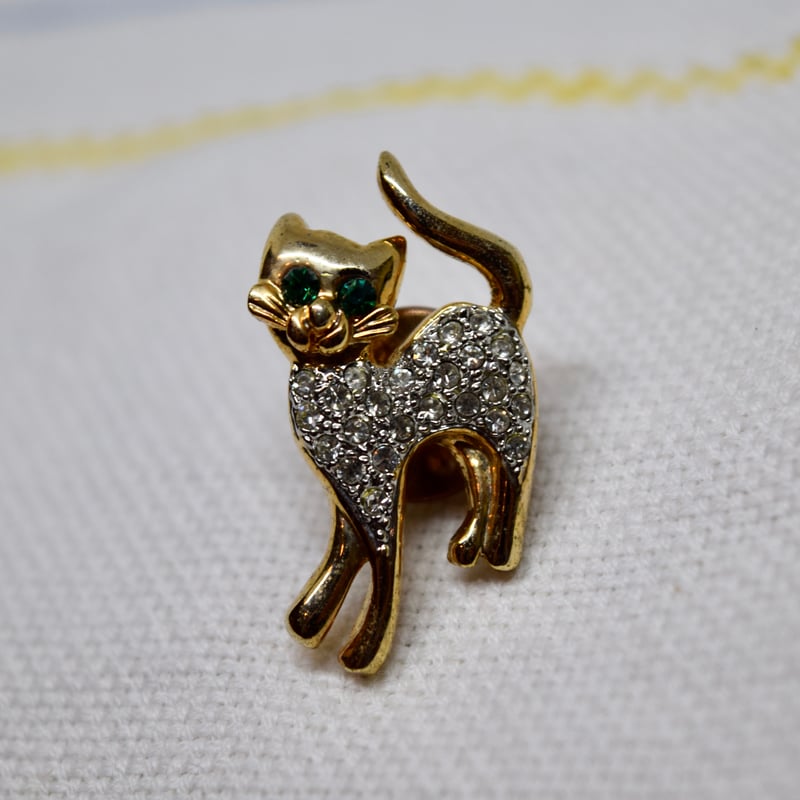 グリーンの瞳が綺麗な背伸びネコブローチ | Kitten Blue