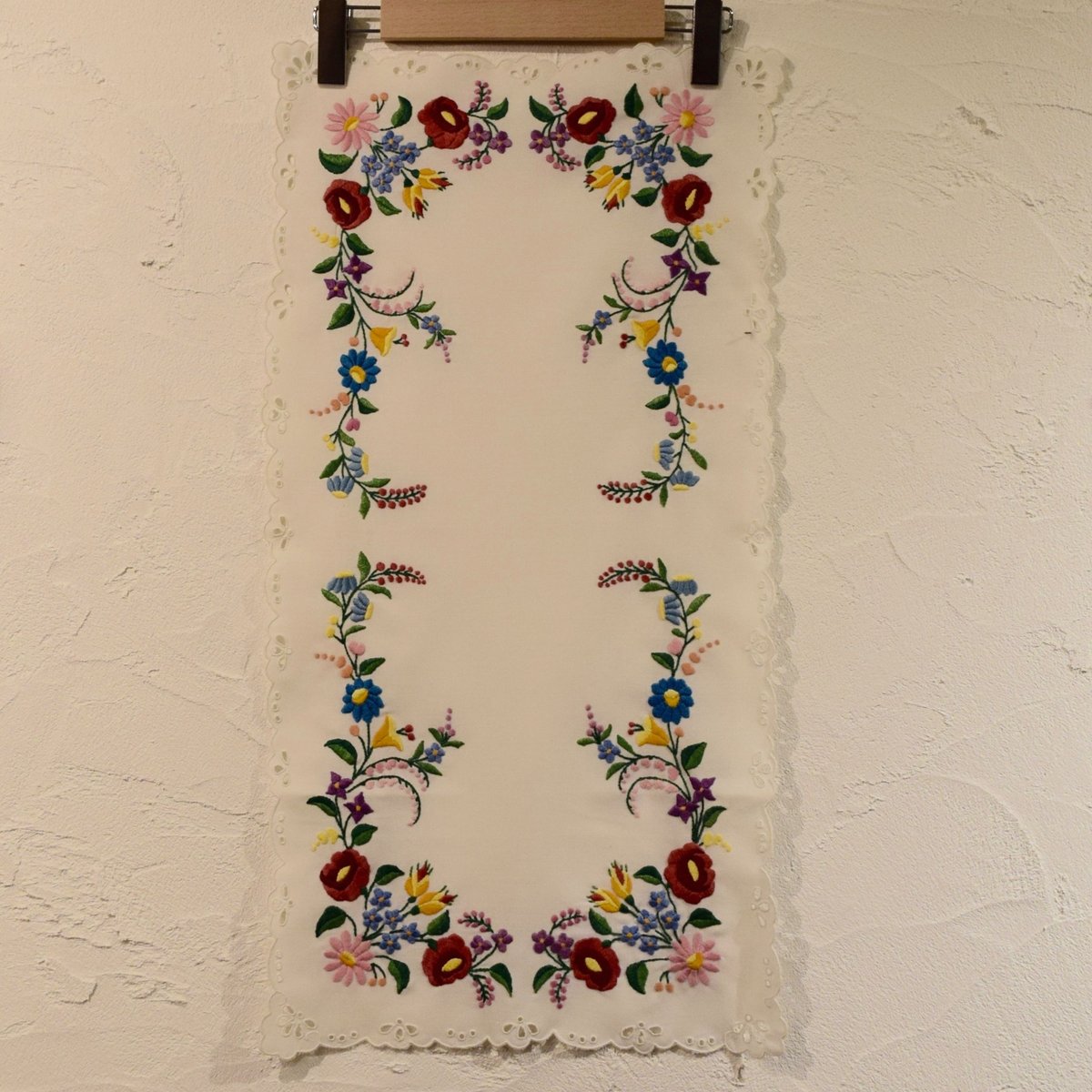 ハンガリー手刺繍♦︎可愛いお花のテーブルクロス （約）82cm x82cm