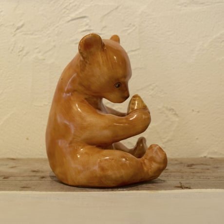 ハンガリー 蜂の巣を持ったクマの置物
