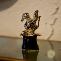 マジシャンウサギのブローチ