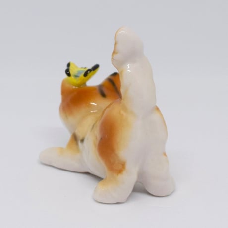 蝶々をのっけた茶トラの猫さん