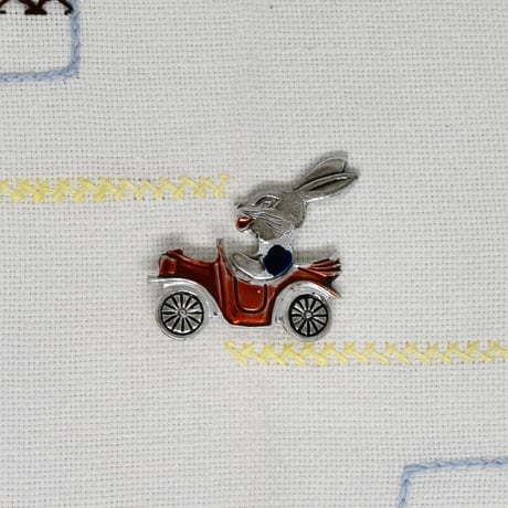 旧ソ連　車に乗ったウサギ　バッジ