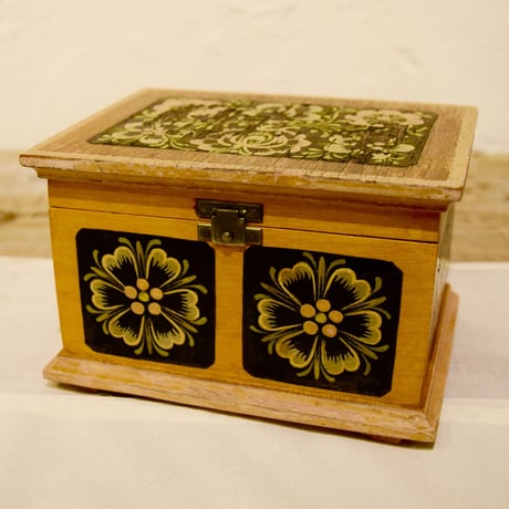 チェコ　木製の小物入れ　花柄