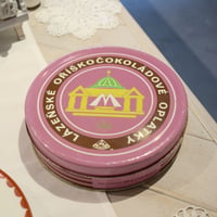チェコ　ピンクのティン缶