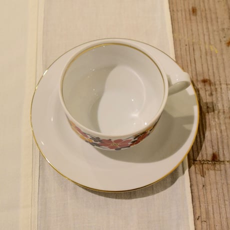 旧東ドイツ　落ち着いた花模様のカップ&ソーサー